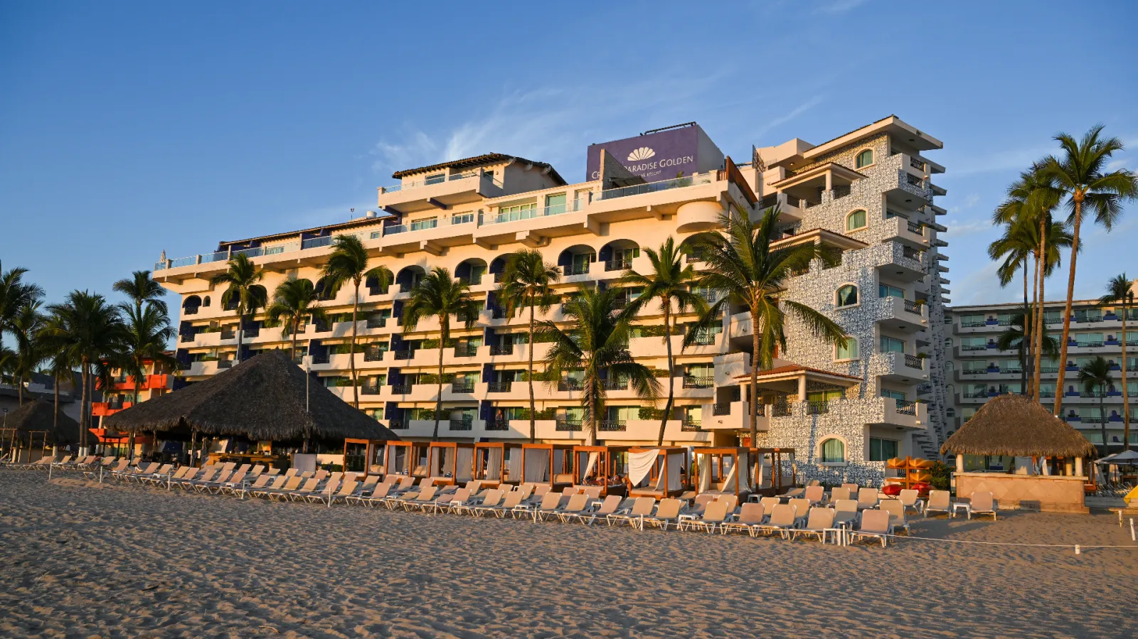 Crown Paradise Golden Puerto Vallarta — vista aérea desde la playa